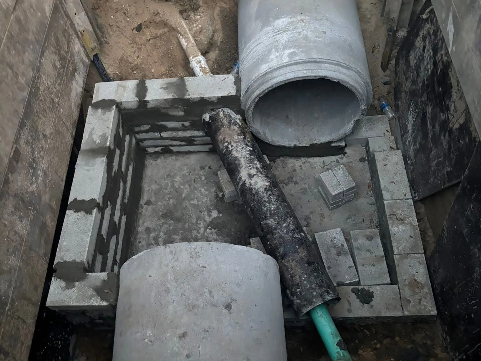 Concrete storm pipe and a precast structure inside a steel trench box, storm drainage